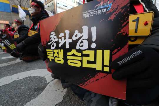 지난 6일 오후 광주 서구 국민의힘 광주시당 앞 도로에서 민주노총 광주본부가 화물연대 총파업 투쟁을 지지하며 총파업·총력투쟁대회를 하고 있다. 연합뉴스